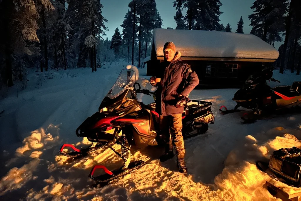 Kaffee Pause auf der Schneemobil Tour im Winter - hejanord